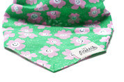Collier Bandana pour chien - Motifs Fleurs roses et fond vert