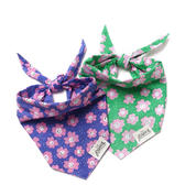 Bandana pour chien - Motifs Fleurs roses et fond vert